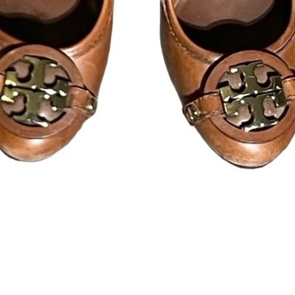 Tory Burch Sally Tan Leather Wedge Pumps Gold Reva Logo Medallion Size 8.5M